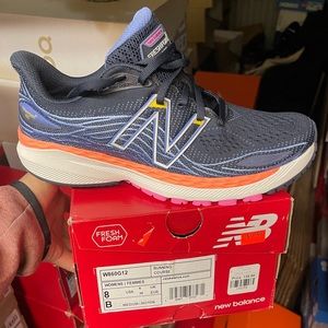 New balance size 8 woman color white black orange